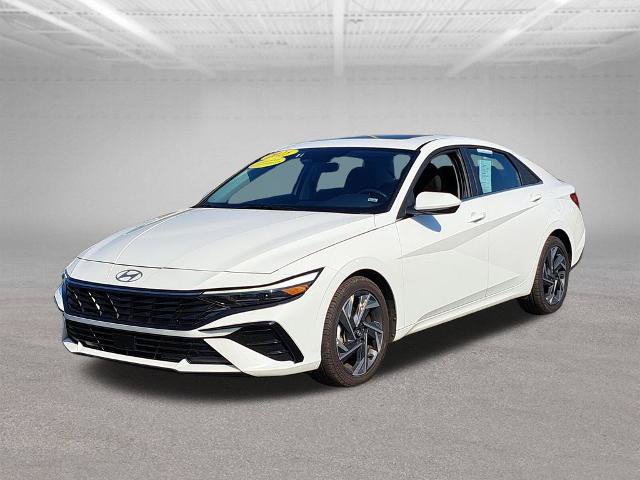 Used 2025 Hyundai Elantra SEL FWD image 4