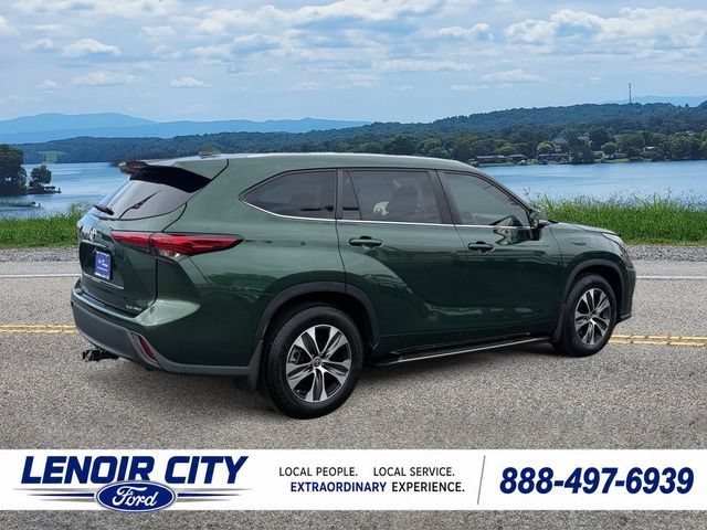 Used 2023 Toyota Highlander XLE AWD/4WD image 3