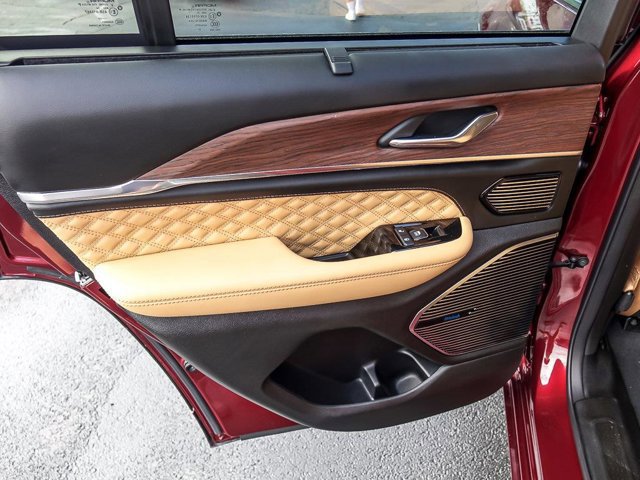 Used 2025 Jeep Grand Cherokee Summit w/ Luxury Tech Group V image 27