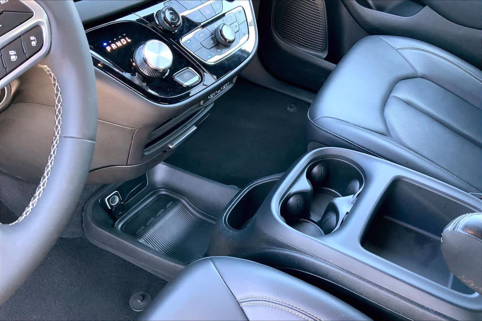 Used 2025 Chrysler Pacifica Select FWD image 16