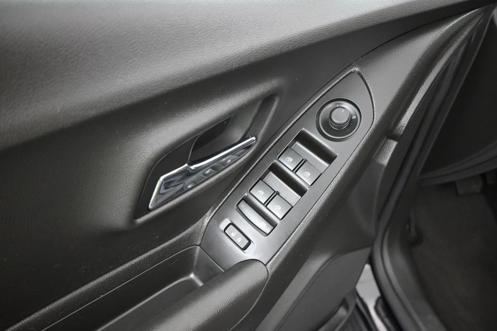 Used 2020 Chevrolet Trax LT w/ LT Convenience Package AWD/4WD image 15