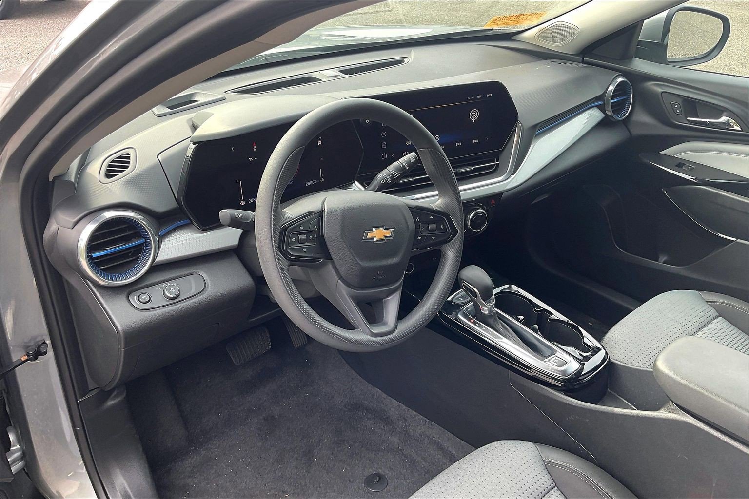 Used 2025 Chevrolet Trax LT FWD image 13