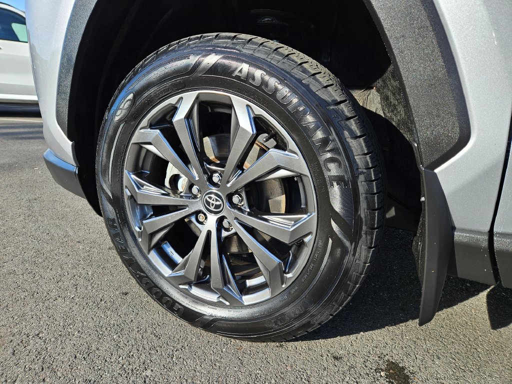 Used 2022 Toyota RAV4 XLE Premium AWD/4WD image 9