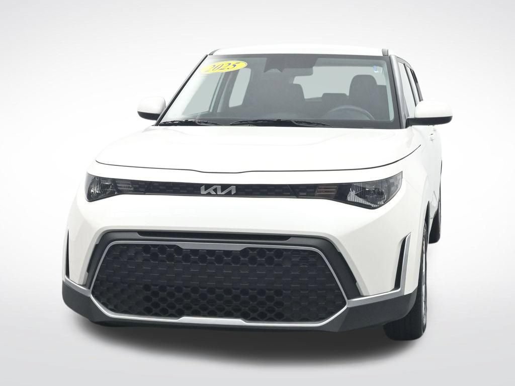Used 2025 Kia Soul LX w/ LX Technology Package FWD image 2