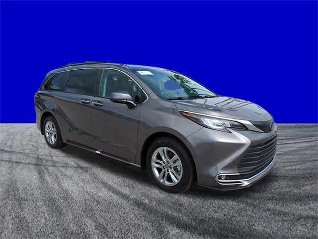 Used 2022 Toyota Sienna XLE image 2