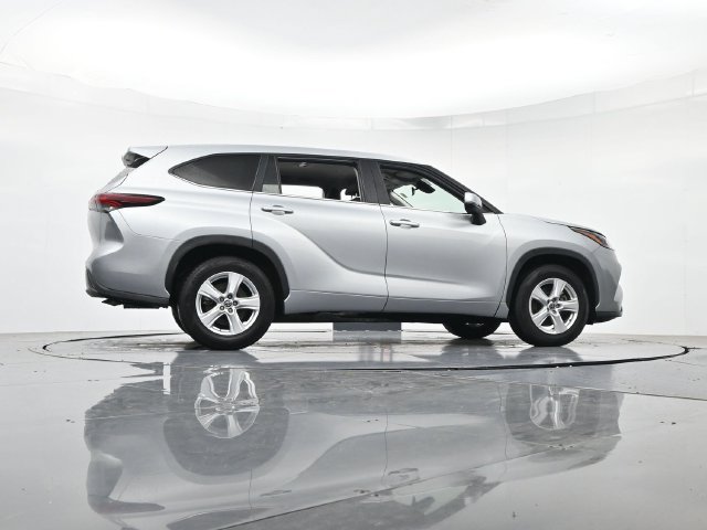 Used 2025 Toyota Highlander LE FWD image 30