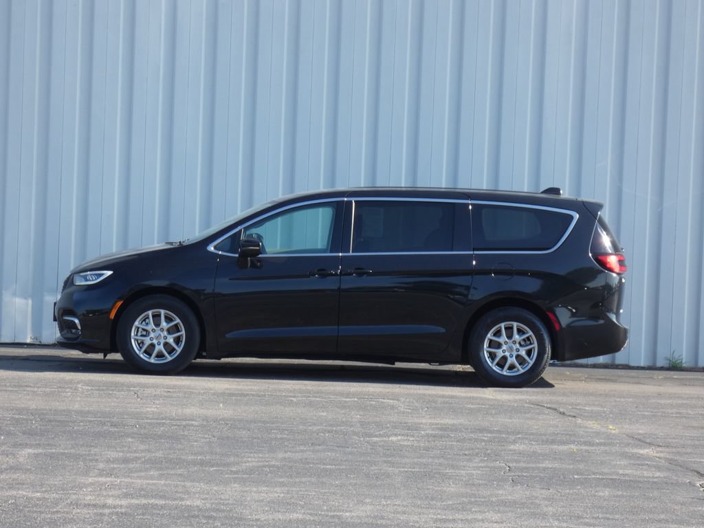 Used 2023 Chrysler Pacifica Touring-L FWD image 6