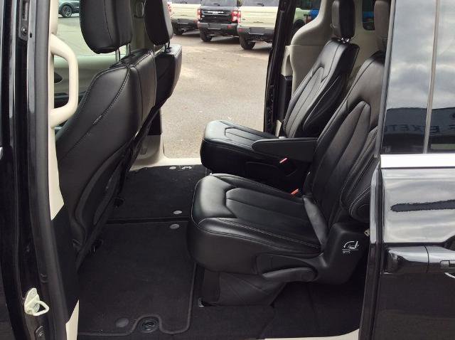 Used 2024 Chrysler Pacifica Touring-L image 15