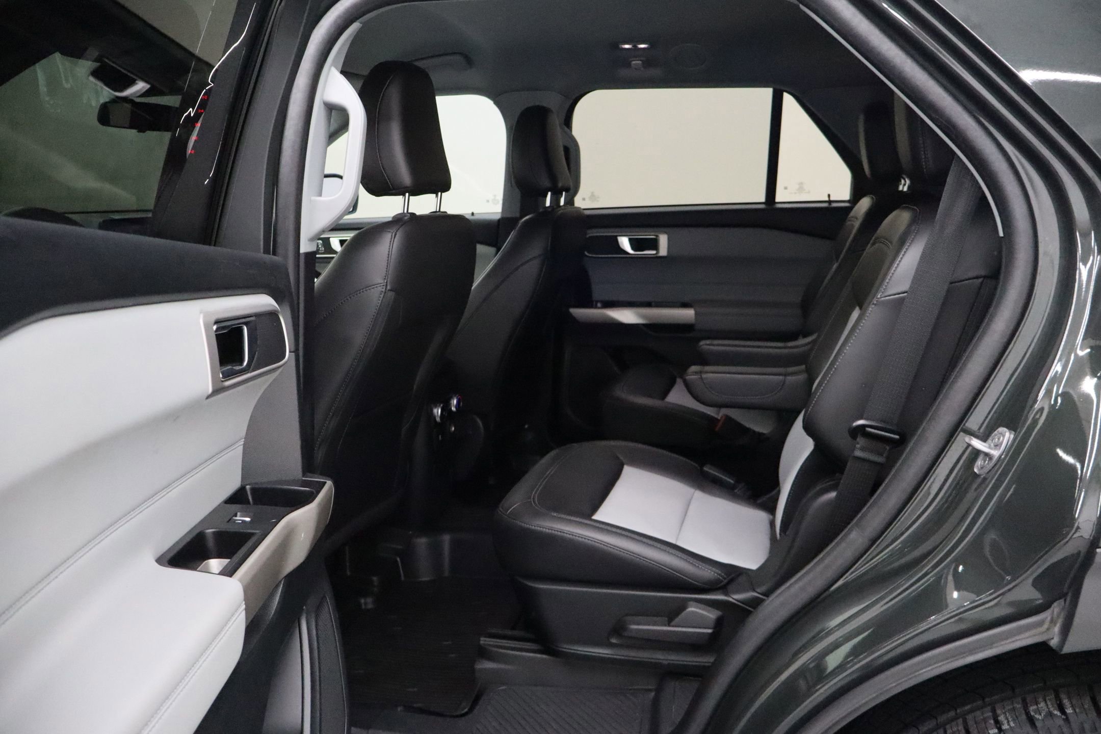 Certified 2023 Ford Explorer XLT w/ Equipment Group 202A RWD image 33