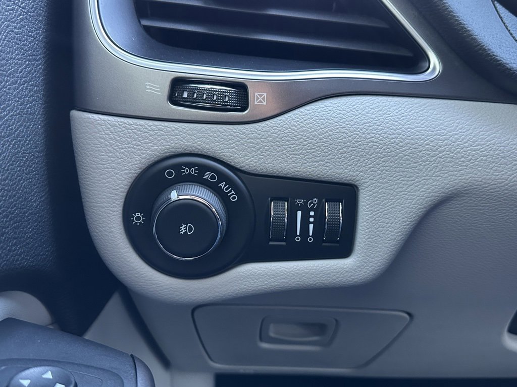 Used 2021 Jeep Cherokee Latitude Plus image 28