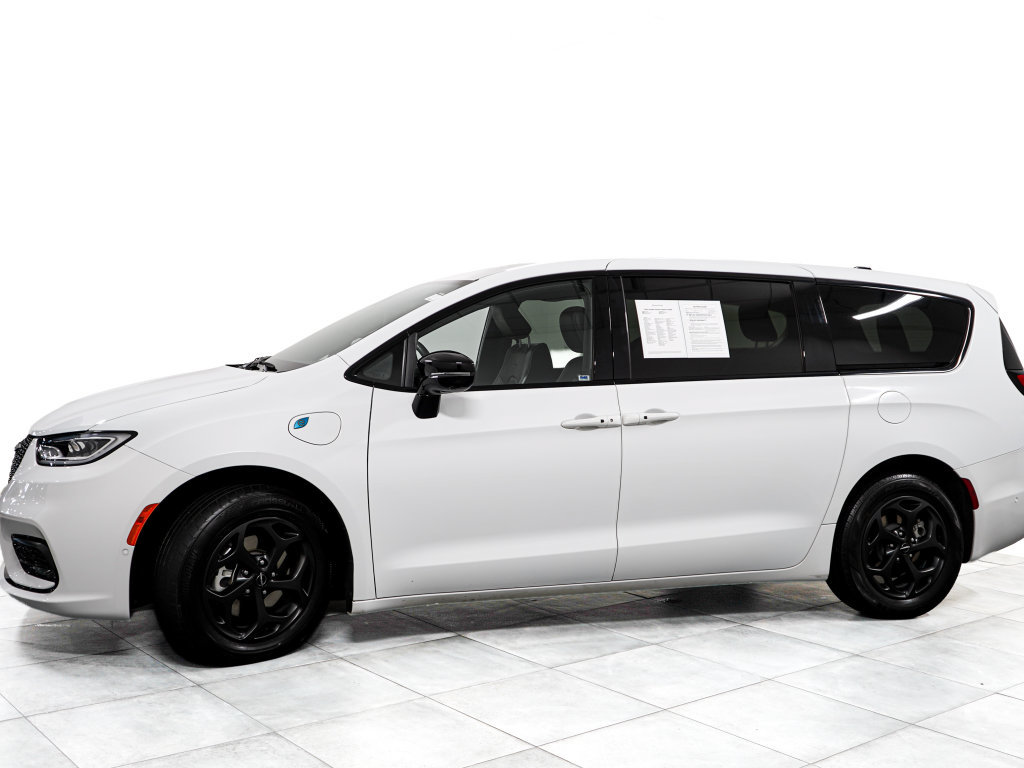 Used 2023 Chrysler Pacifica Limited w/ S Appearance Package FWD image 4
