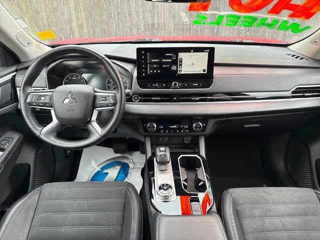 Used 2025 Mitsubishi Outlander SE FWD image 3