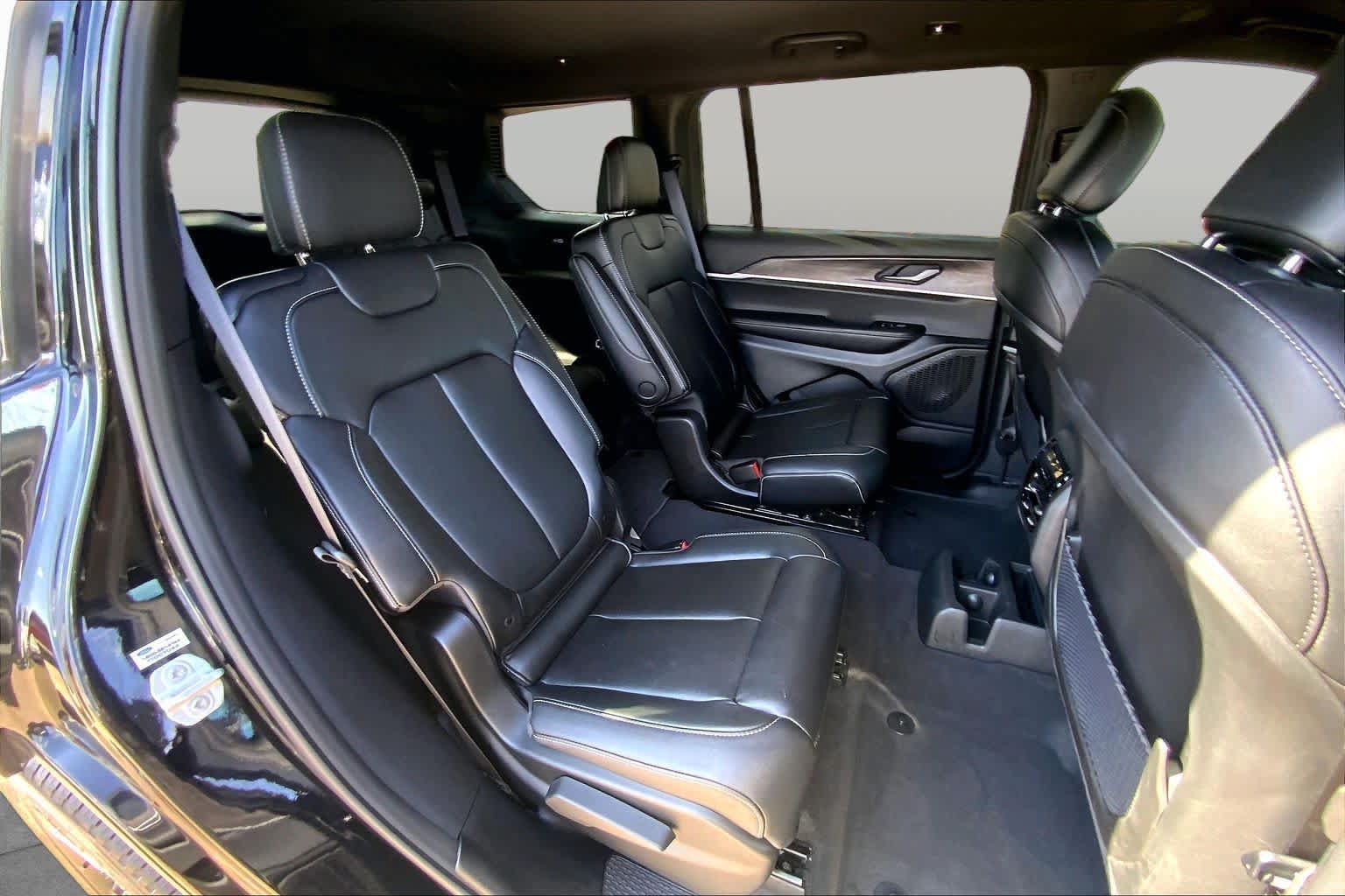 Used 2025 Jeep Grand Cherokee L Limited w/ Black Appearance Package RWD image 20