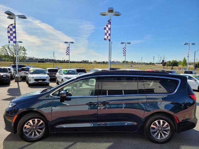 Used 2022 Chrysler Pacifica Touring-L FWD image 2