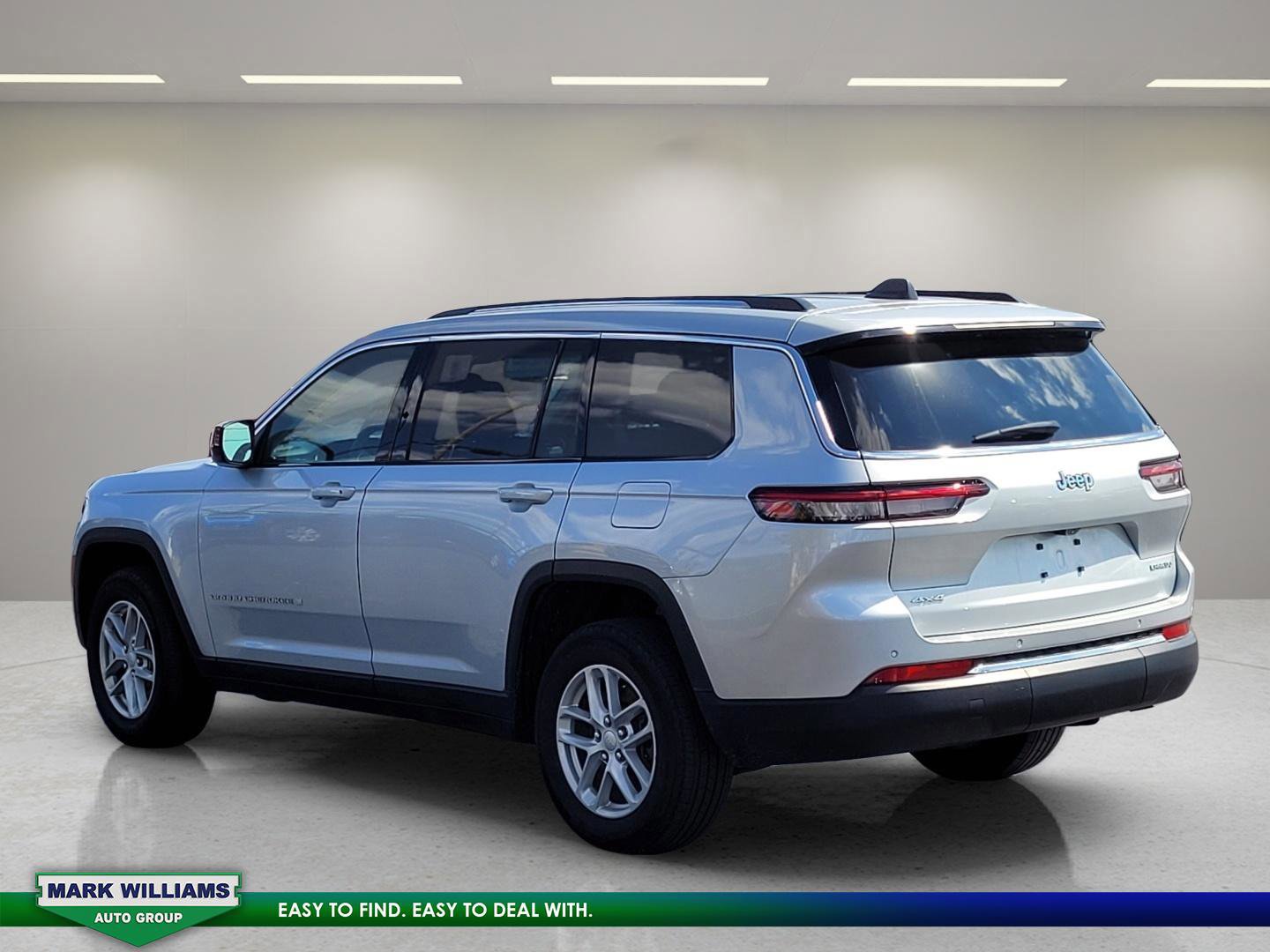 Used 2024 Jeep Grand Cherokee L Laredo image 3