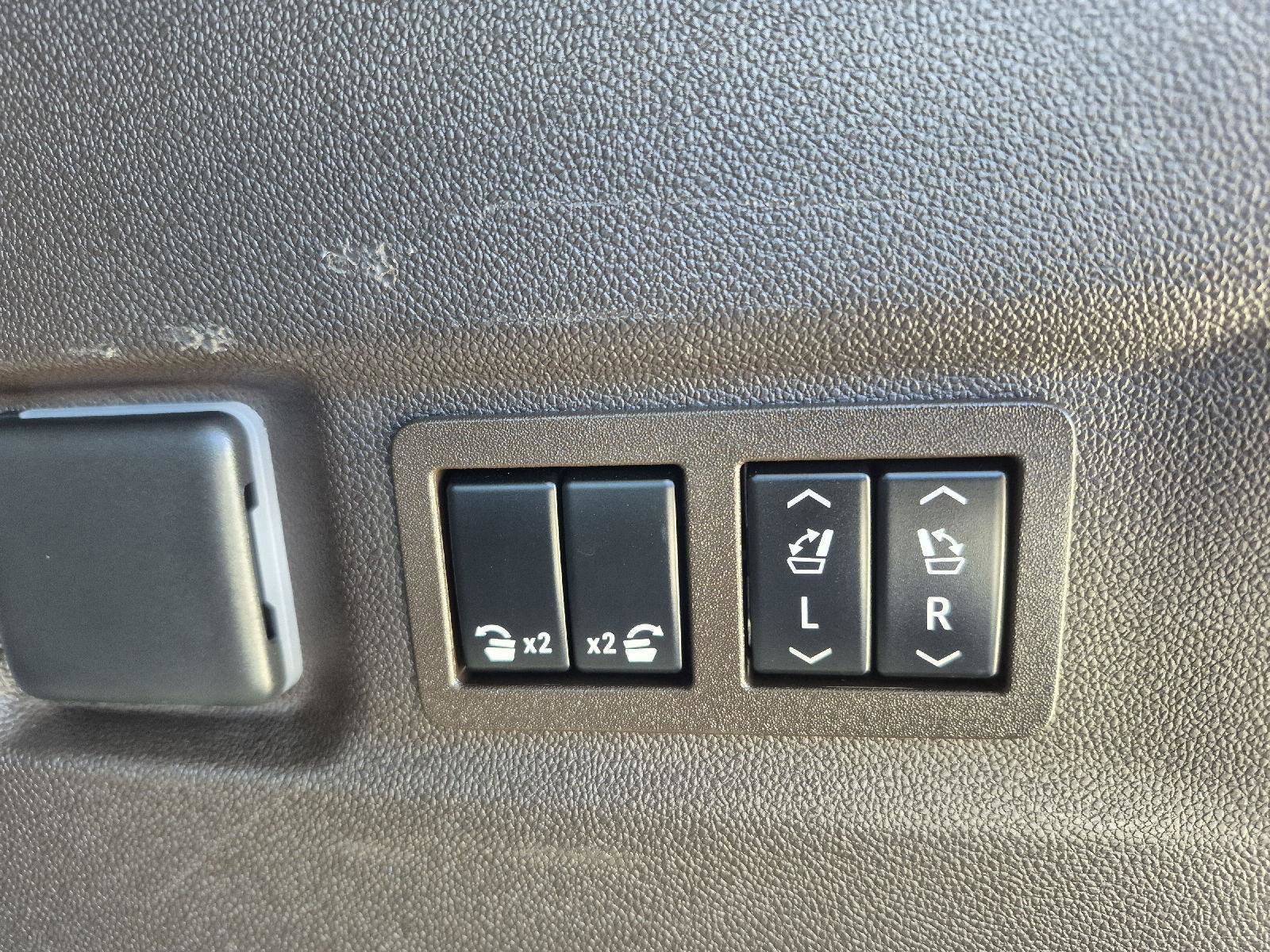 Used 2023 GMC Yukon XL SLT w/ SLT Premium Package image 25