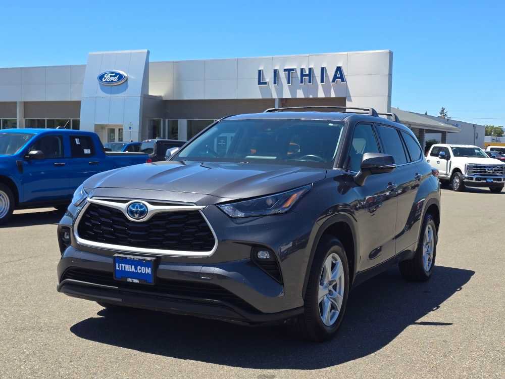 Used 2022 Toyota Highlander LE FWD image 1