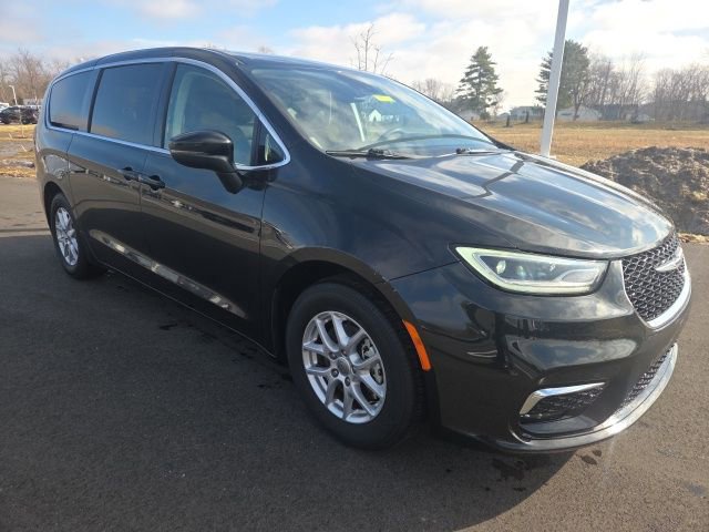Used 2023 Chrysler Pacifica Touring-L image 5