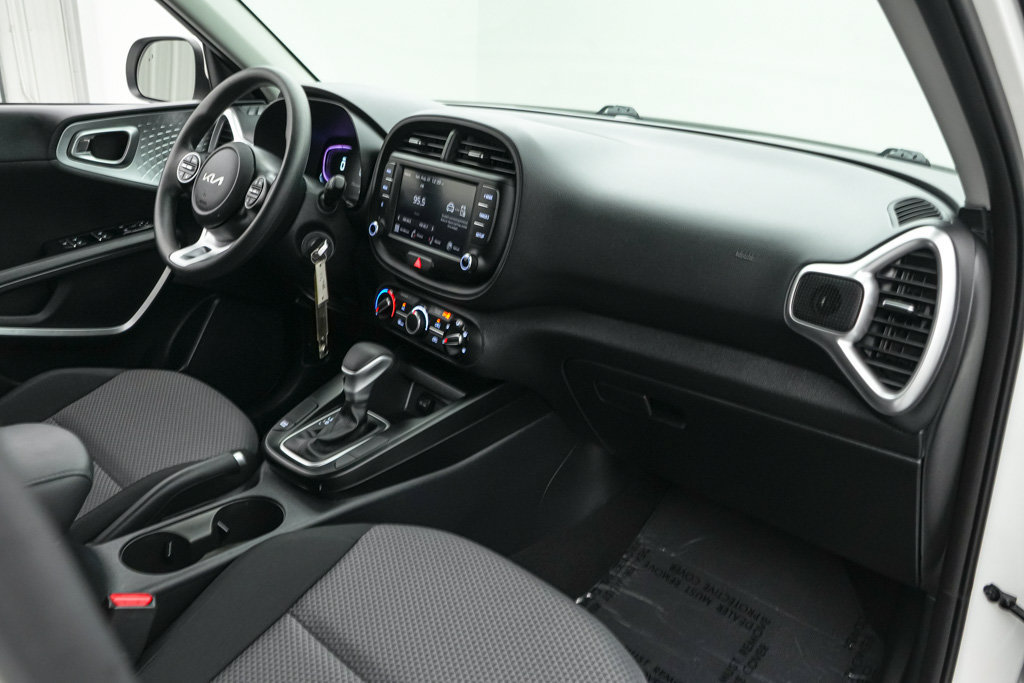Used 2025 Kia Soul LX w/ LX Technology Package FWD image 21