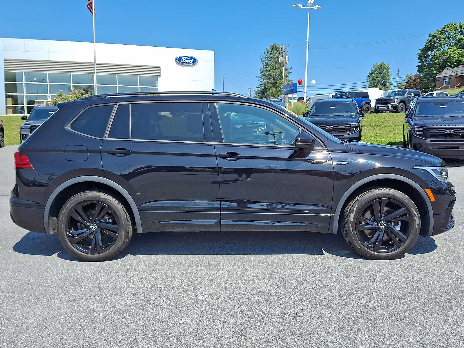 Used 2024 Volkswagen Tiguan SE R-Line AWD/4WD image 7