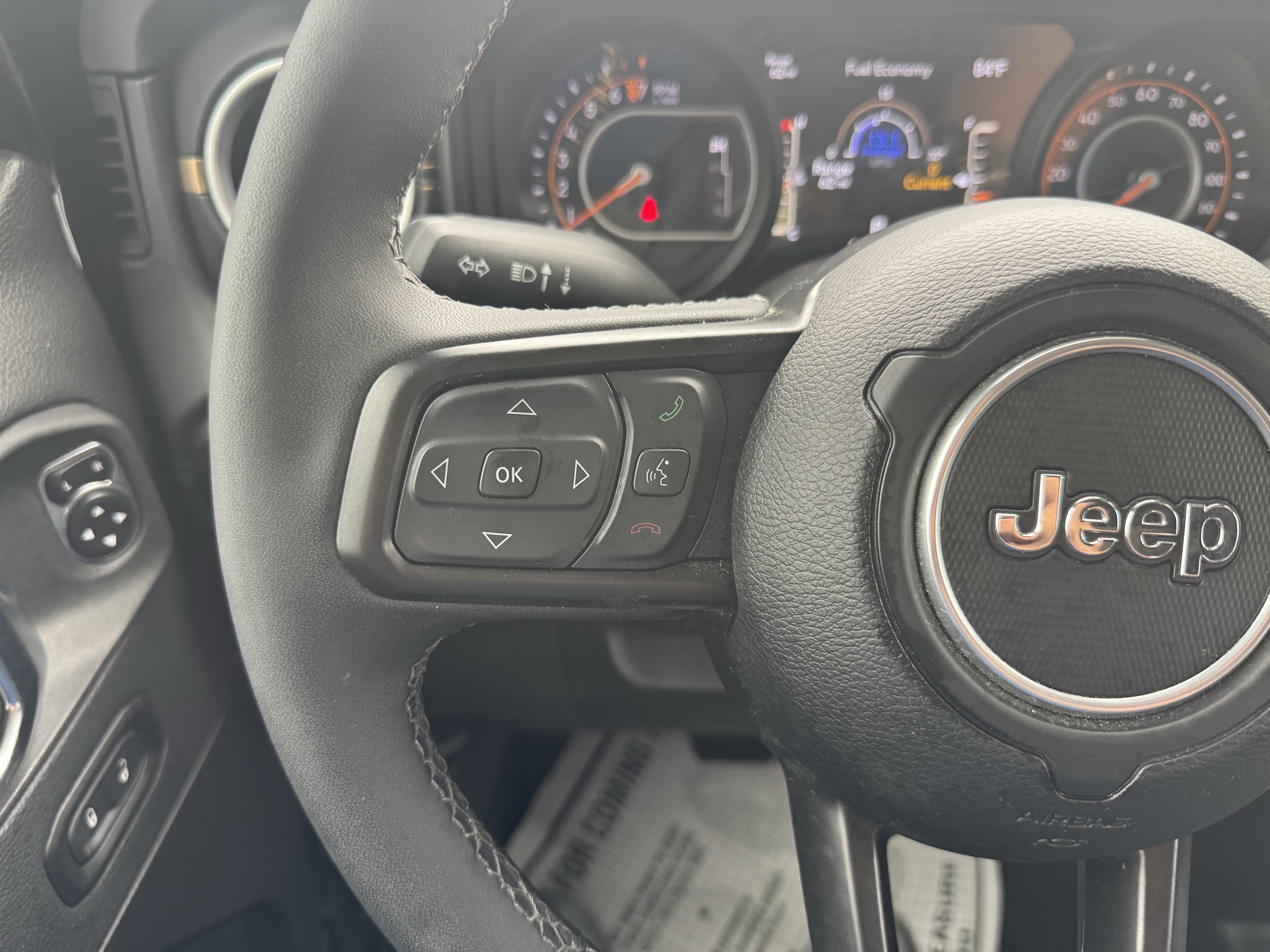 Used 2025 Jeep Gladiator Sport AWD/4WD image 9