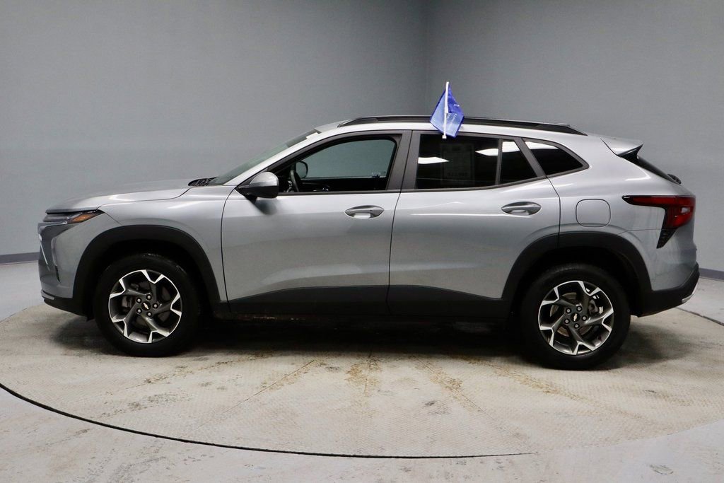 Used 2025 Chevrolet Trax LT w/ Driver Confidence Package image 9