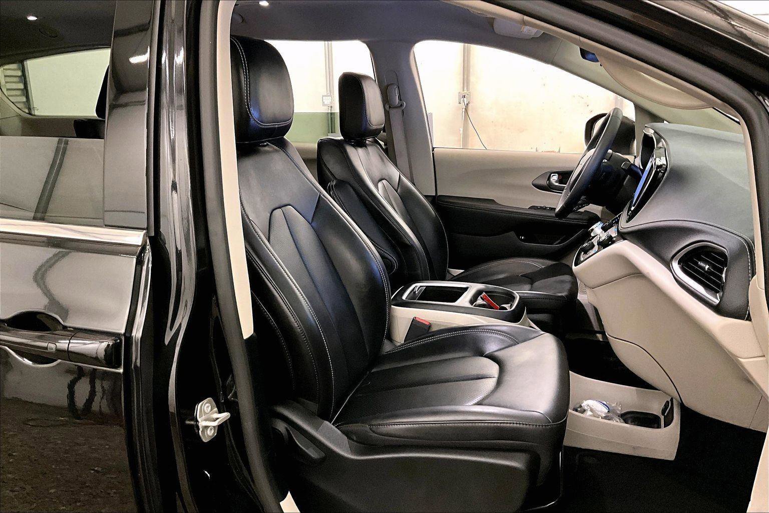 Used 2023 Chrysler Pacifica Touring-L image 9