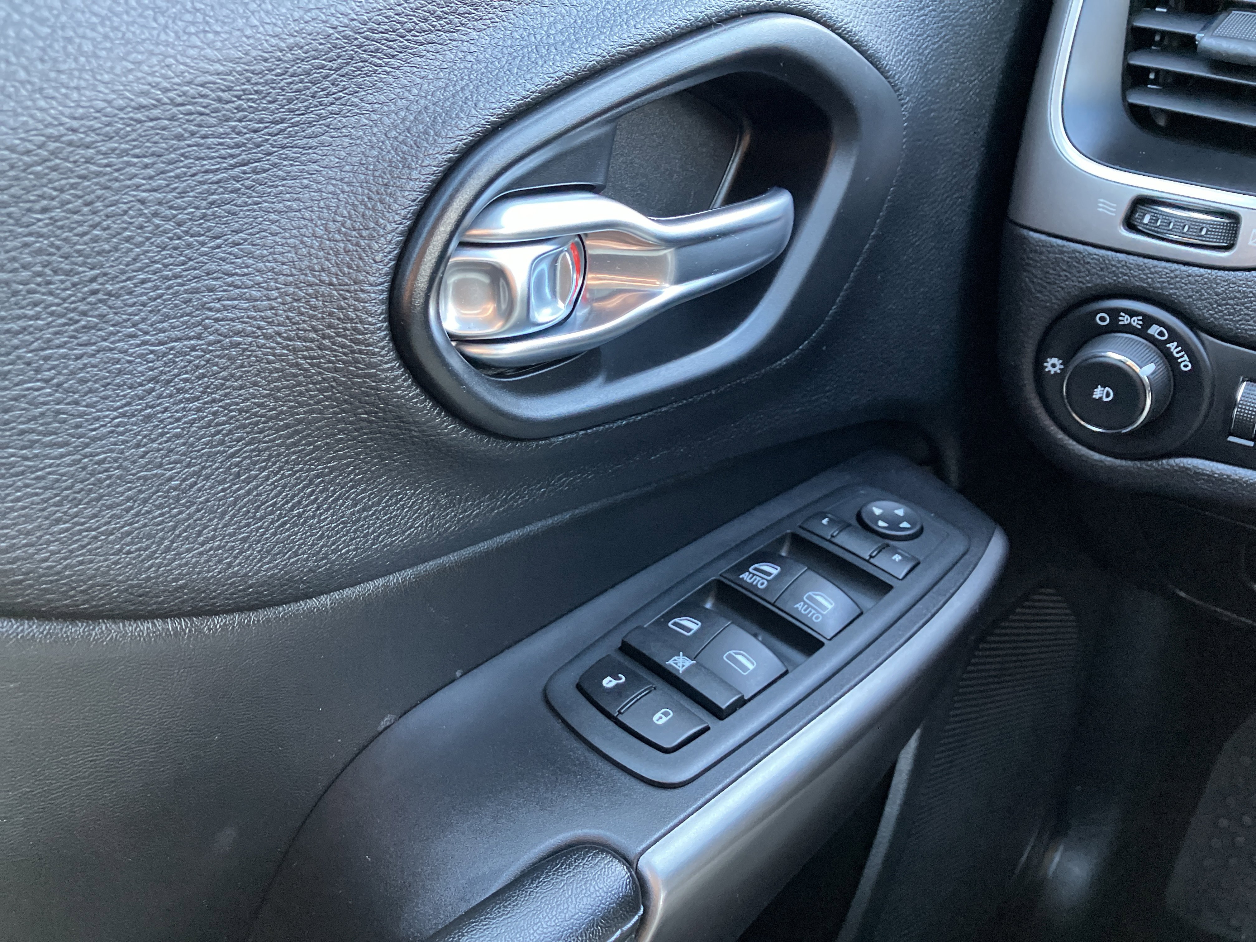 Used 2020 Jeep Cherokee Latitude Plus image 35