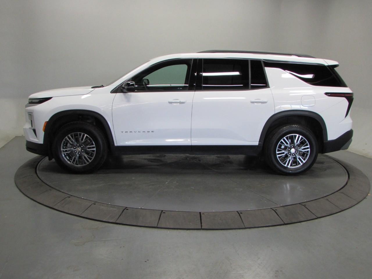 Used 2025 Chevrolet Traverse LT AWD/4WD image 4