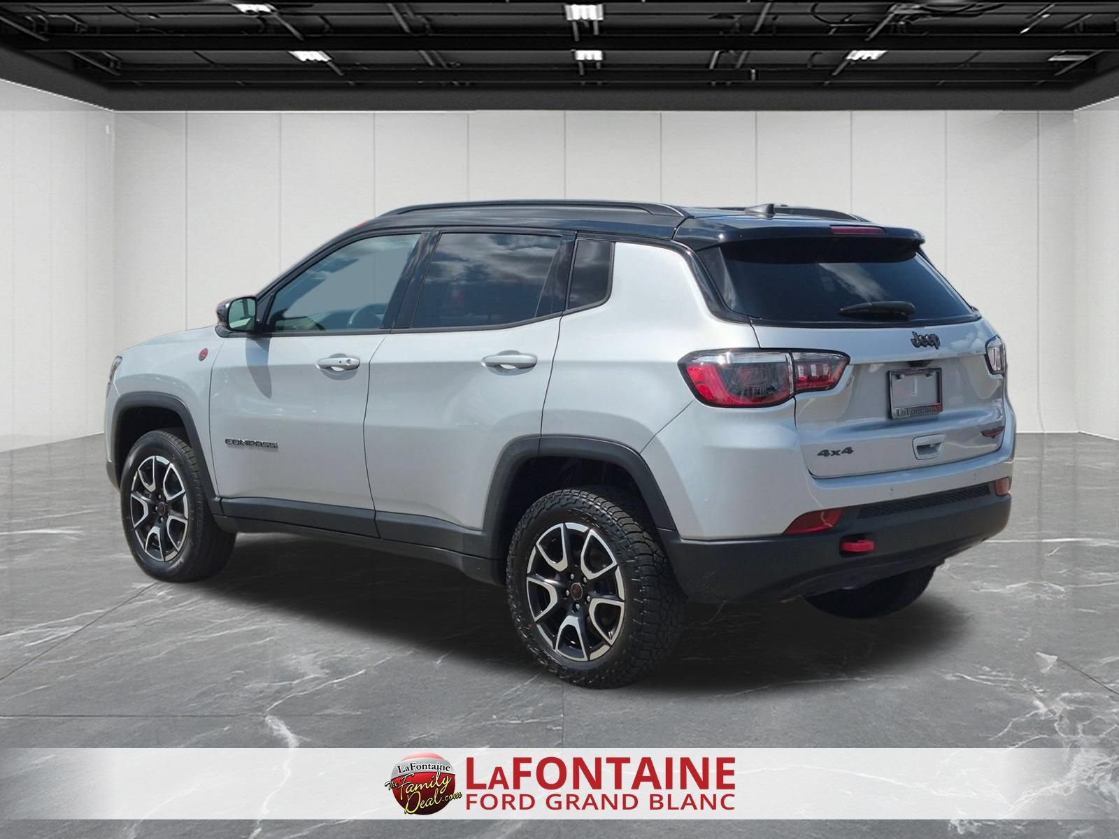 Used 2025 Jeep Compass Trailhawk AWD/4WD image 3
