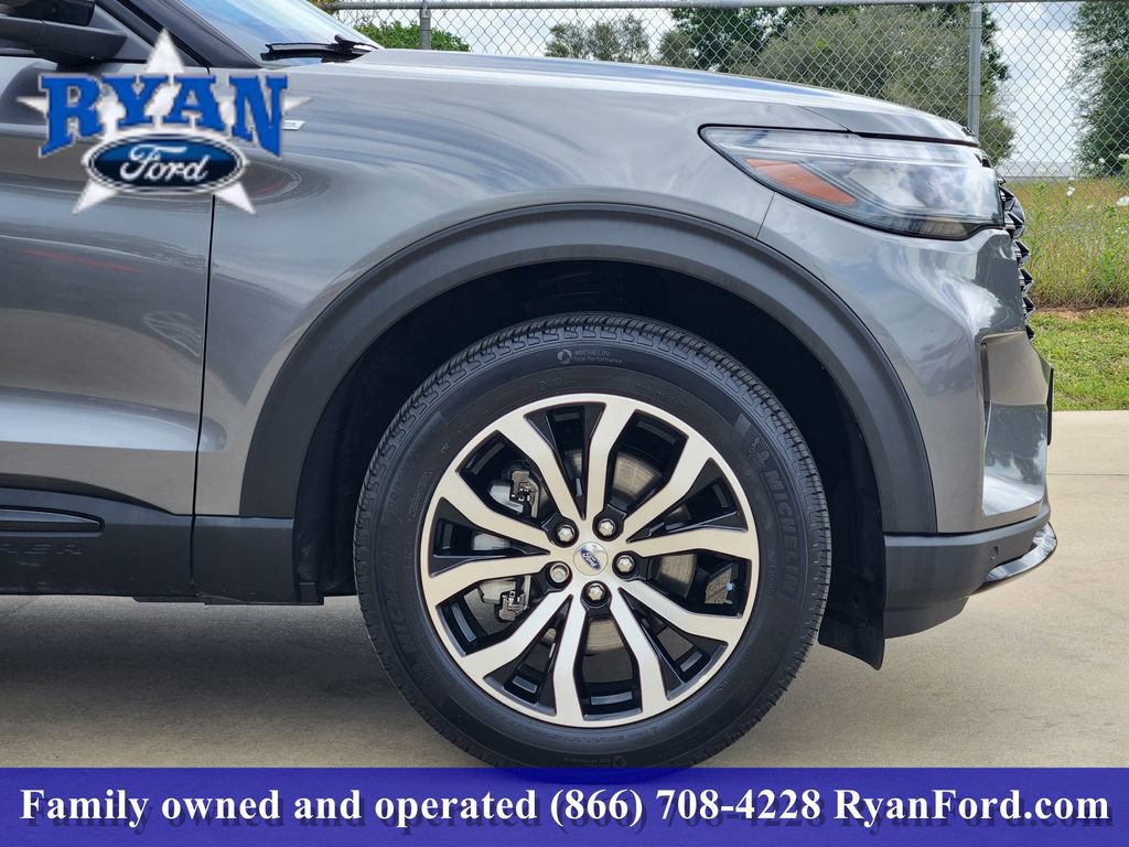 Certified 2025 Ford Explorer ST-Line AWD/4WD image 5