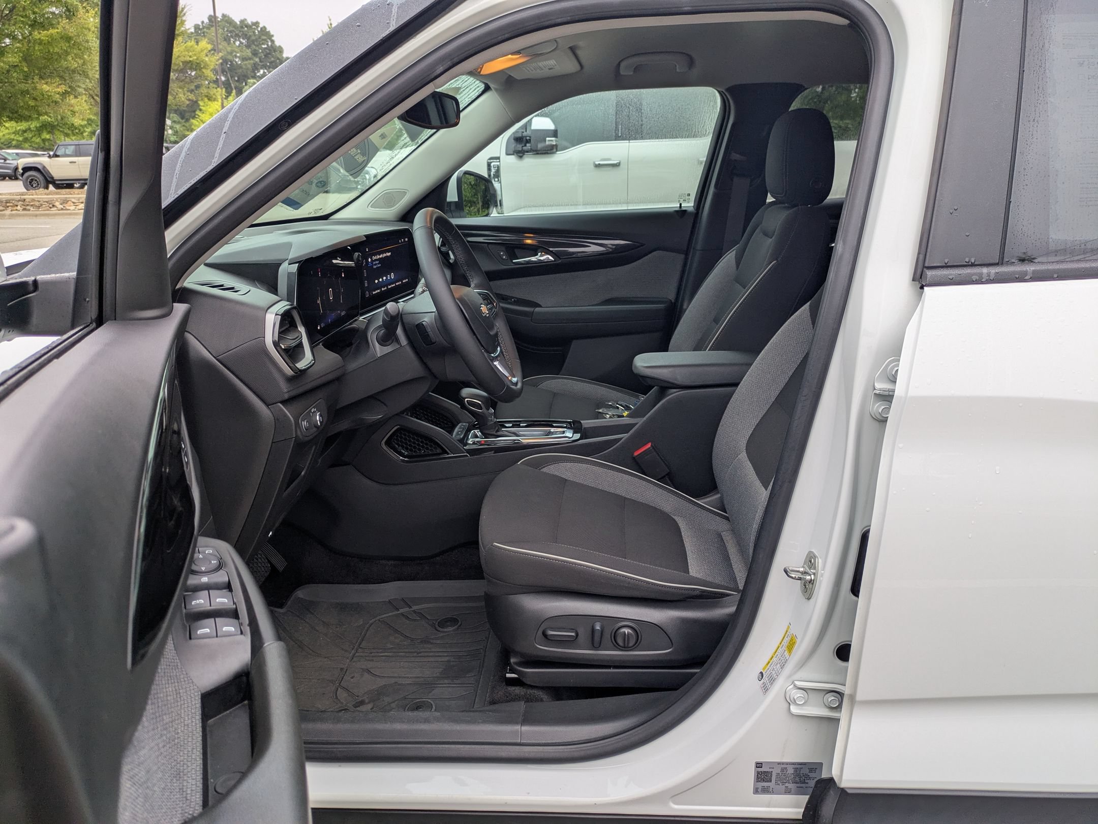 Used 2024 Chevrolet TrailBlazer LT w/ Convenience Package FWD image 12