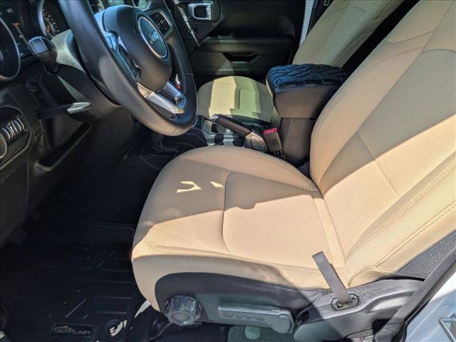 Used 2018 Jeep Wrangler Unlimited Sahara AWD/4WD image 15