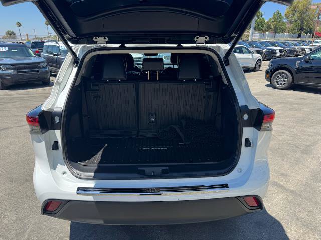 Used 2025 Toyota Highlander XLE FWD image 13
