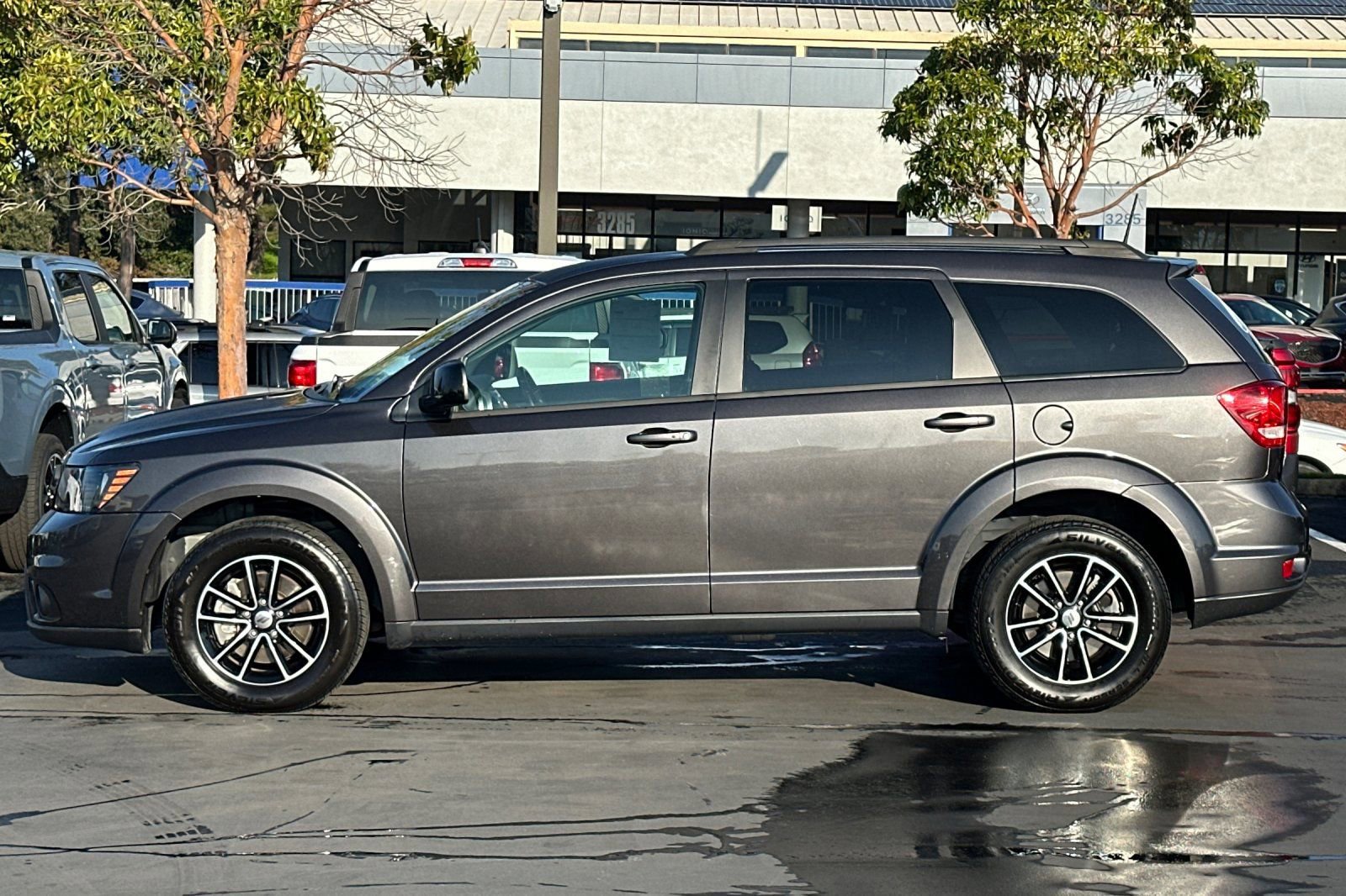 Used 2019 Dodge Journey SE w/ Connectivity Group image 2