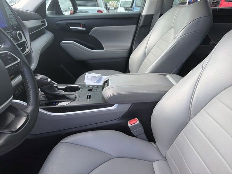 Used 2023 Toyota Highlander XLE FWD image 10