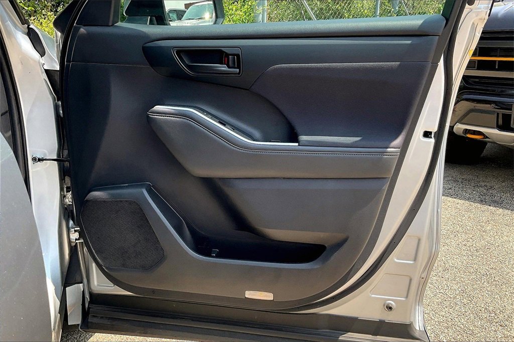 Used 2021 Toyota Highlander LE image 24