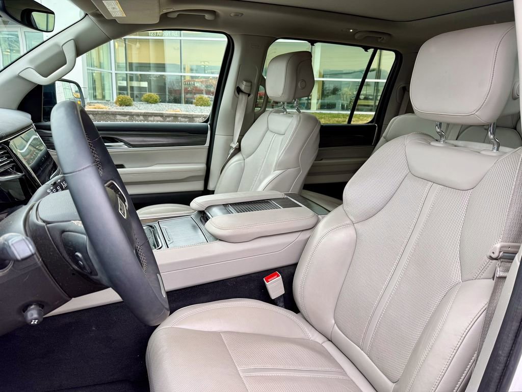 Used 2023 Jeep Wagoneer L Series III w/ Premium Group I image 11