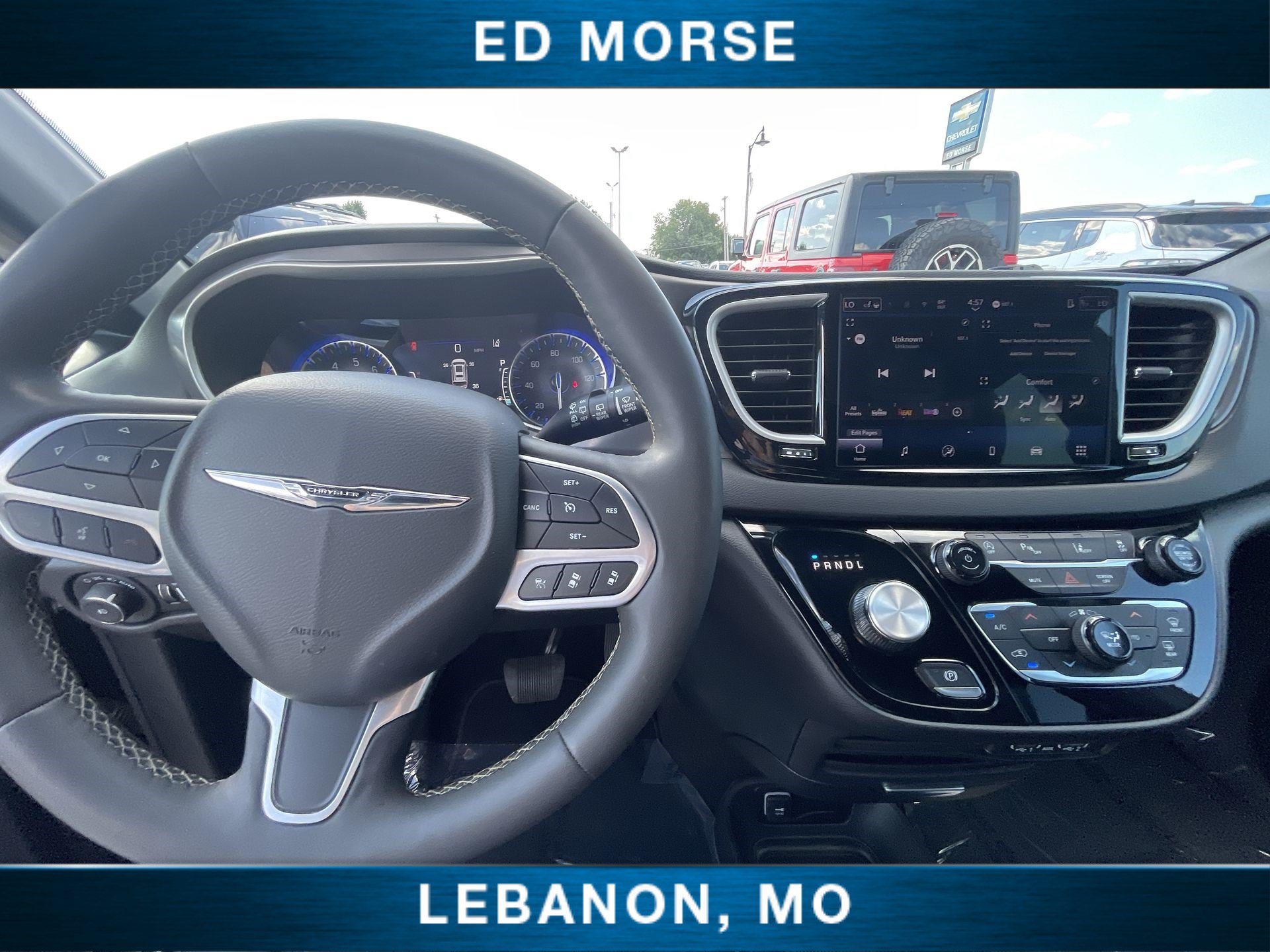 Used 2025 Chrysler Pacifica Select FWD image 11