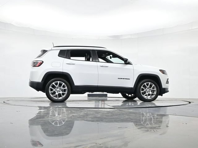 Used 2023 Jeep Compass Latitude AWD/4WD image 30