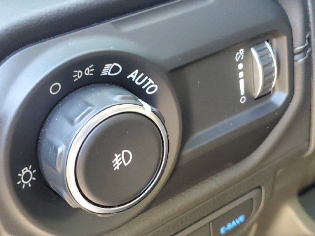 Used 2024 Jeep Wrangler Unlimited Sahara AWD/4WD image 8