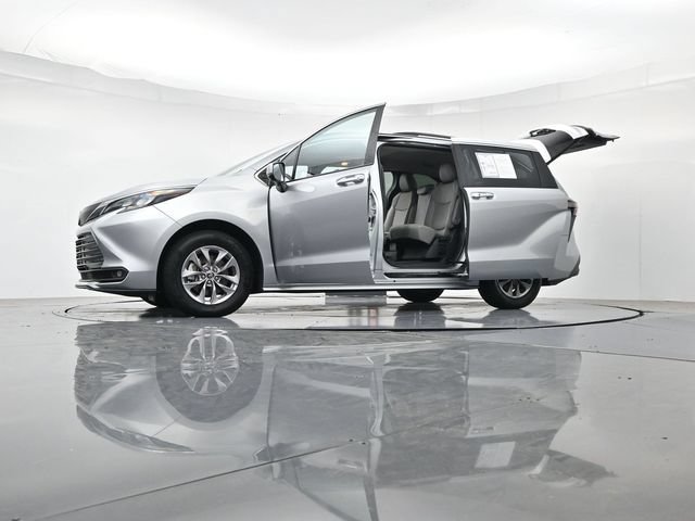 Used 2025 Toyota Sienna XLE FWD image 57