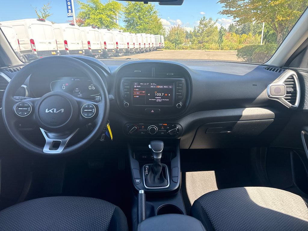 Used 2023 Kia Soul LX w/ LX Technology Package FWD image 6