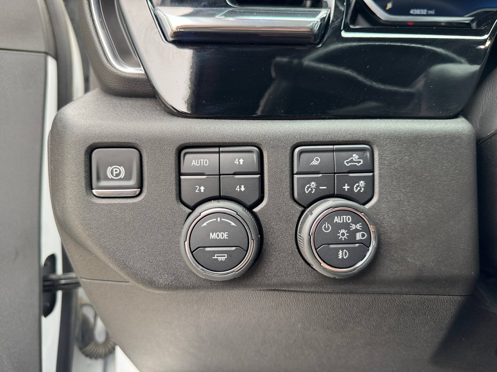 Used 2024 Chevrolet Silverado 2500 LTZ w/ LTZ Convenience Package AWD/4WD image 24