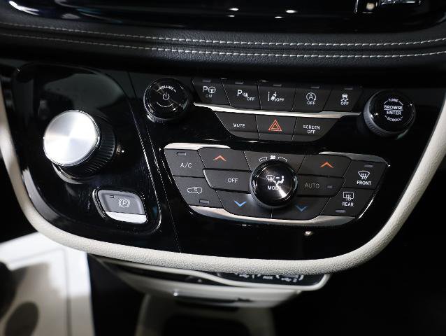 Used 2022 Chrysler Pacifica Touring-L w/ Uconnect Theater Family Group AWD/4WD image 17