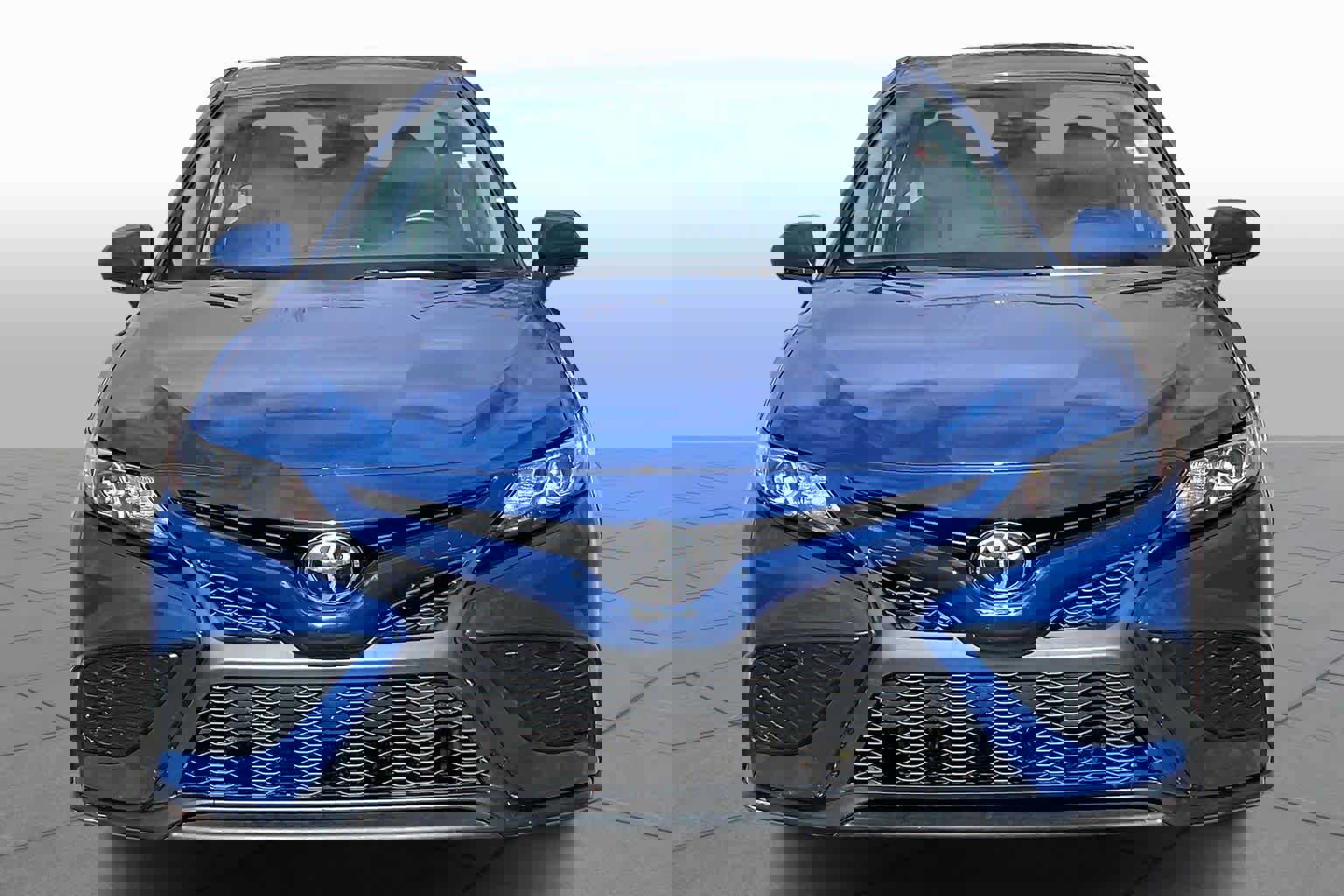 Used 2024 Toyota Camry SE image 3