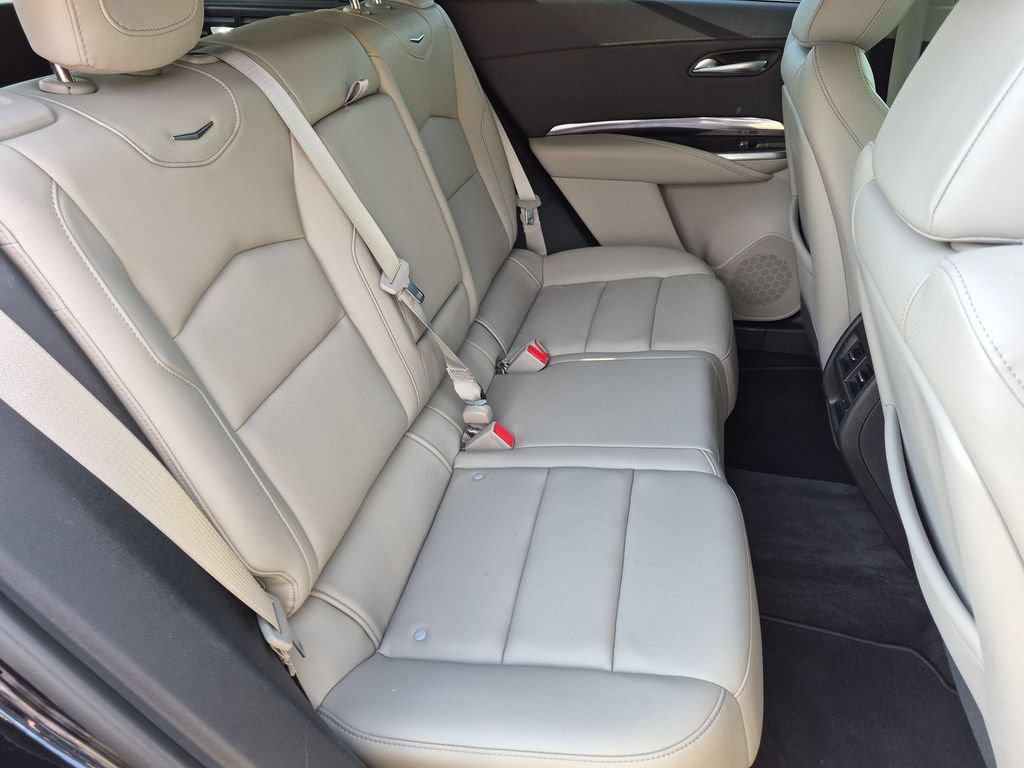 Used 2019 Cadillac XT4 Luxury w/ Cold Weather Package FWD image 18