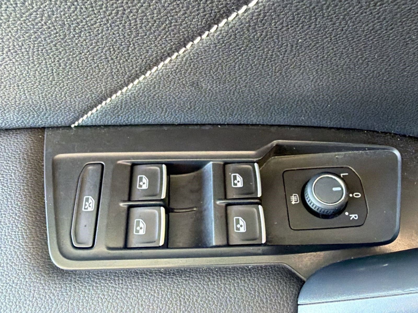 Used 2023 Volkswagen Tiguan SE R-Line image 19