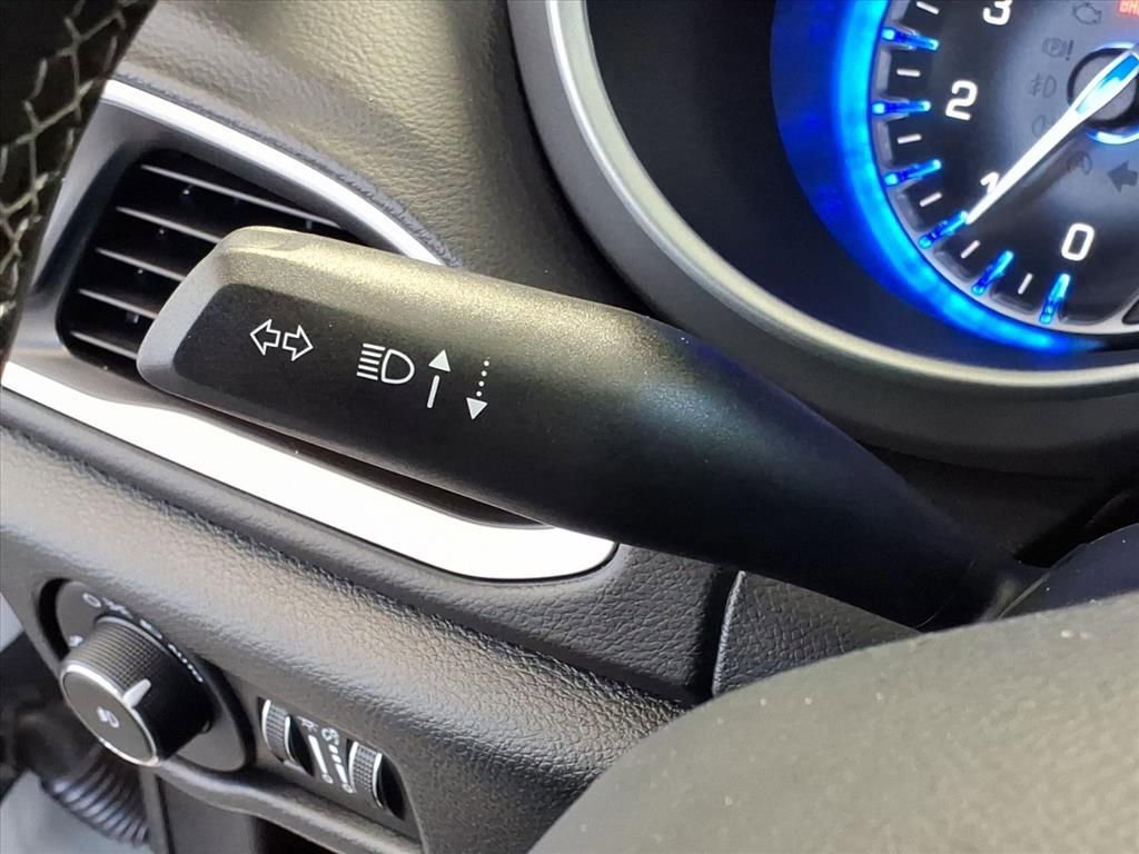 Used 2025 Chrysler Pacifica Select image 15