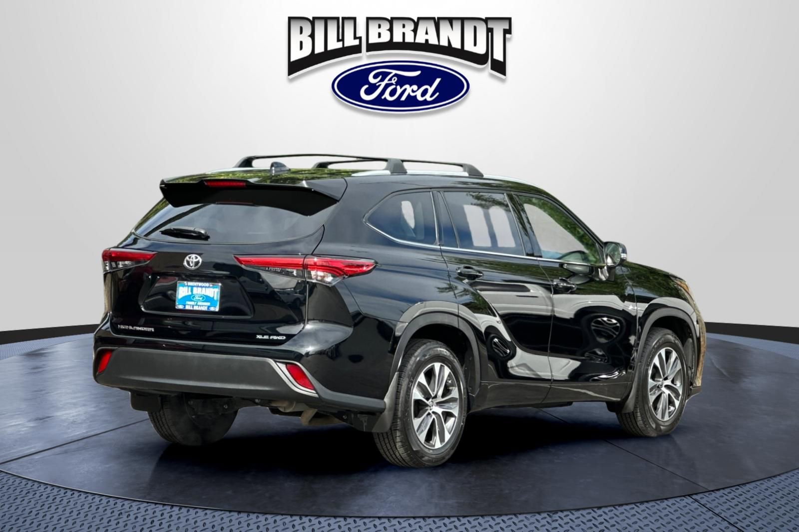 Used 2022 Toyota Highlander XLE AWD/4WD image 3